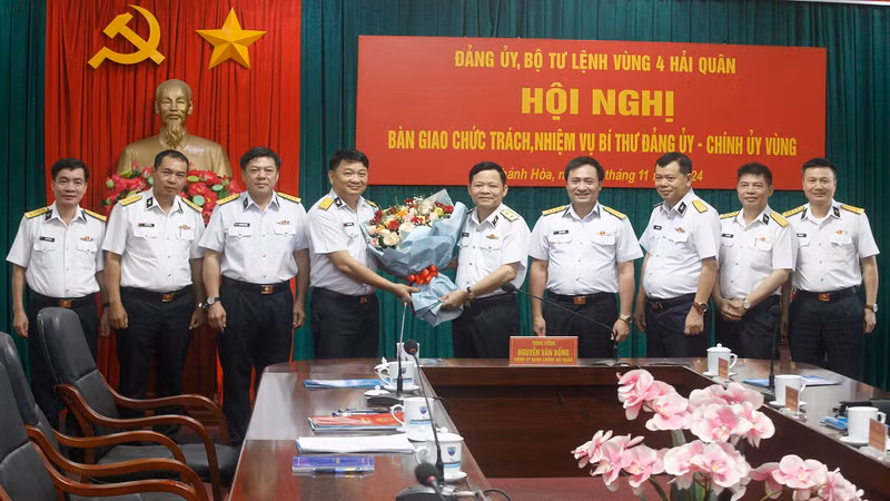 Chính ủy Hải quân tặng hoa chúc mừng Chuẩn Đô đốc Ngô Văn Thuân và Thượng tá Bùi Xuân Bình. (Ảnh: CTC HQ)