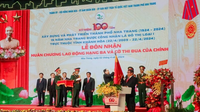 Thừa ủy nhiệm của Chủ tịch nước, Phó Chủ tịch Thường trực Quốc hội Trần Thanh Mẫn trao Huân chương Lao động Hạng Ba tặng thành phố Nha Trang. (Ảnh: PHONG NGUYÊN)