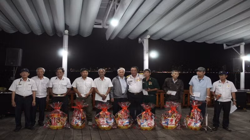 Thương binh Nguyễn Văn Dũng (thứ năm từ phải sang) tặng quà thương binh Trường Sa (Ảnh: VĂN TÀI)