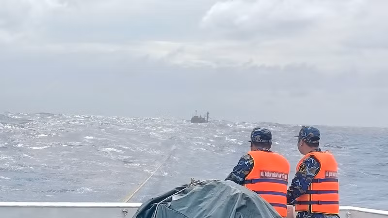 Tàu 467 Vùng 4 lai kéo tàu cá bị nạn BĐ 96095TS/02LĐ về đất liền. (Ảnh: CTV HQ)