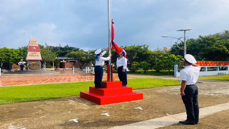 Quân dân đảo Trường Sa treo cờ rủ Quốc tang Tổng Bí thư Nguyễn Phú Trọng. (Ảnh: CTV HQ)