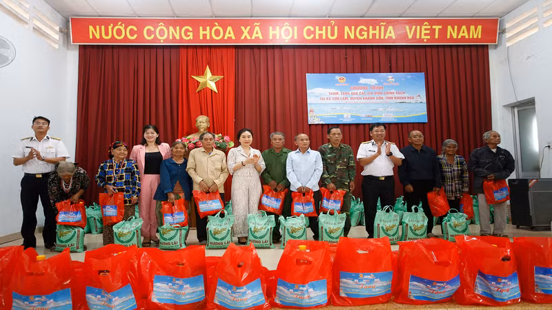 Chỉ huy Lữ đoàn và các nhà tài trợ trao quà tặng gia đình chính sách, gia đình có hoàn cảnh khó khăn. (Ảnh: CTV HQ)