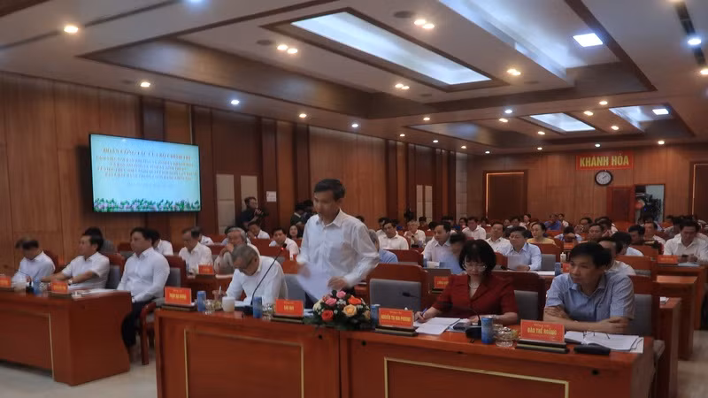 Đại biểu phát biểu thảo luận tại hội nghị. (Ảnh: PHONG NGUYÊN)