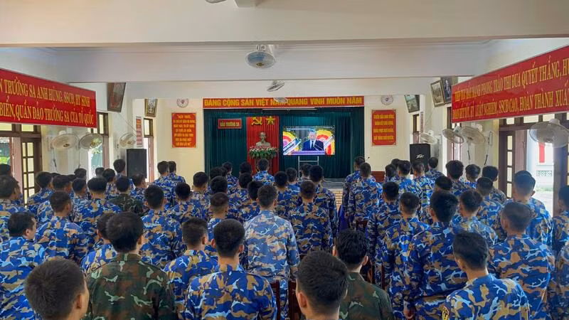 Cán bộ chiến sĩ đảo Trường Sa theo dõi chương trình truyền hình trực tiếp Lễ truy điệu và an táng đồng chí Nguyễn Phú Trọng. (Ảnh: CTV HQ)