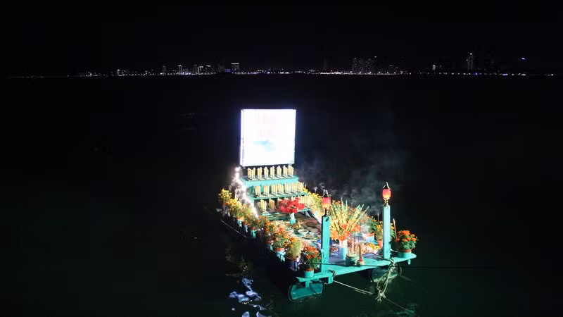 Thả hoa đăng tưởng niệm các Anh hùng liệt sĩ Trường Sa. (Ảnh: VĂN TÀI)