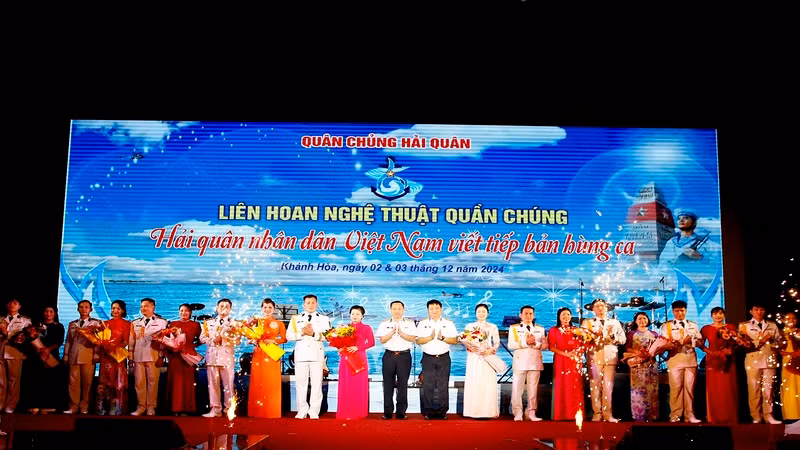 Ban Tổ chức tặng hoa chúc mừng các đội nghệ thuật tham gia liên hoan. (Ảnh: CTV HQ)