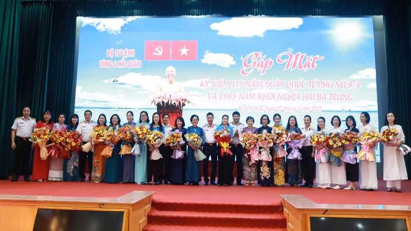 Lãnh đạo Vùng 4 tặng hoa chúc mừng Hội viên Hội phụ nữ. (Ảnh: CTV HQ) 