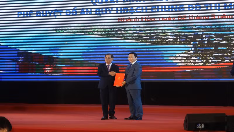 Phó Thủ tướng Trần Hồng Hà trao Quyết định của Thủ tướng Chính phủ Phê duyệt Quy hoạch chung đô thị mới Cam Lâm đến năm 2045 cho Chủ tịch Ủy ban nhân dân tỉnh Khánh Hòa Nguyễn Tấn Tuân. (Ảnh: PHONG NGUYÊN)