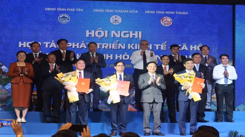 Phó Chủ tịch Quốc hội Nguyễn Khắc Định (hàng trước, thứ hai từ phải sang) tặng hoa lãnh đạo các tỉnh Khánh Hòa, Phú Yên và Ninh Thuận tại lễ ký kết. (Ảnh: PHONG NGUYÊN) 