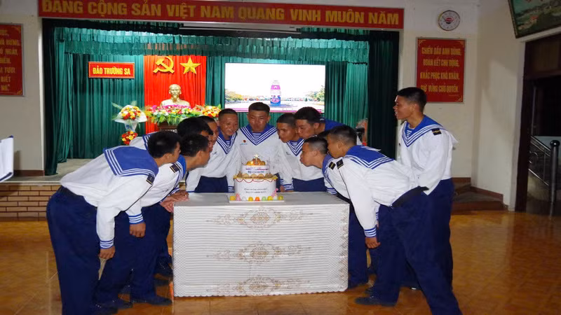 Một, hai, ba ta cùng thổi tắt nến. (Ảnh: CTV HQ)