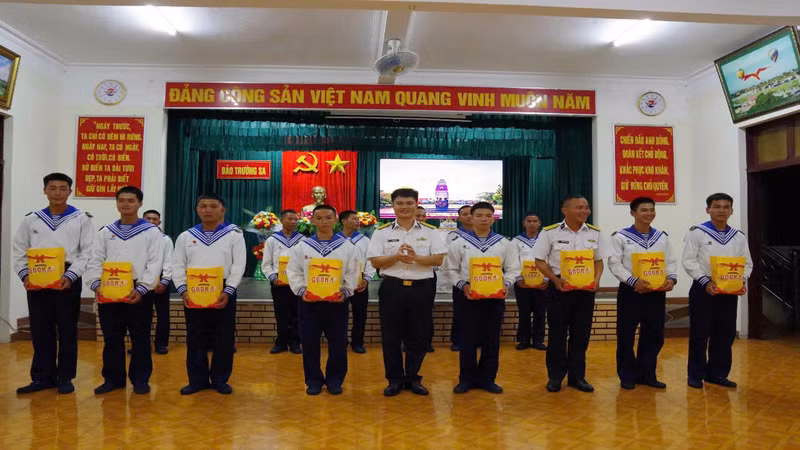 … Và nhận quà sinh nhật. (Ảnh: CTV HQ)