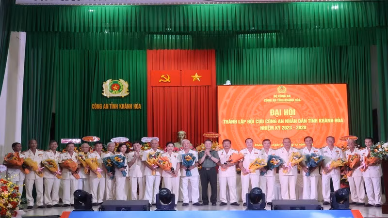 Ban chấp hành Hội Cựu Công an nhân dân tỉnh Khánh Hòa nhiệm kỳ 2023-2028 ra mắt đại hội. (Ảnh: PHONG NGUYÊN)