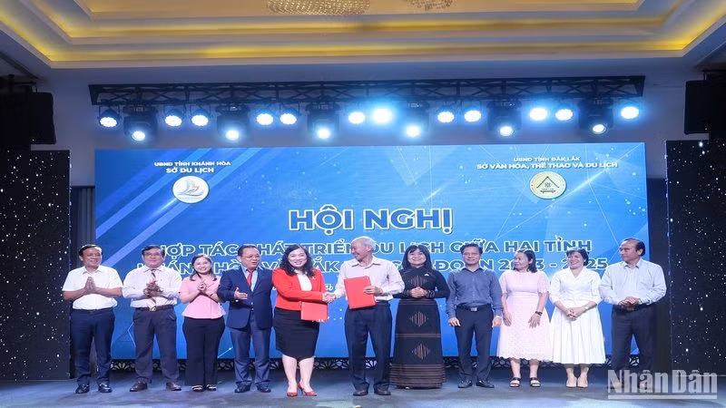 Sở Du lịch Khánh Hòa và Sở Văn hóa, Thể thao và Du lịch Đắk Lắk trao Biên bản thỏa thuận hợp tác liên kết phát triển du lịch giai đoạn 2023-2025.