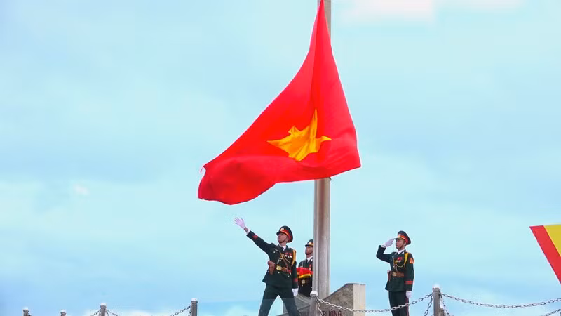 Nghi thức thượng cờ kỷ niệm 50 năm ngày giải phóng tỉnh Khánh Hòa. (Ảnh: NGỌC HÒA) 