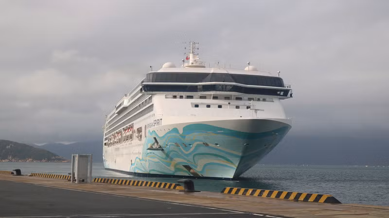 Tàu biển quốc tế mang tên Norweigian Spirit cập Cảng quốc tế Cam Ranh. (Ảnh: PHONG NGUYÊN) 