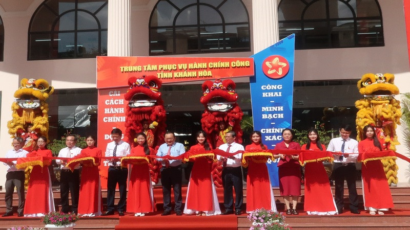 Nghi thức cắt băng khánh thành Trung tâm Trung tâm Phục vụ hành chính công tỉnh Khánh Hòa. (Ảnh: PHONG NGUYÊN) 