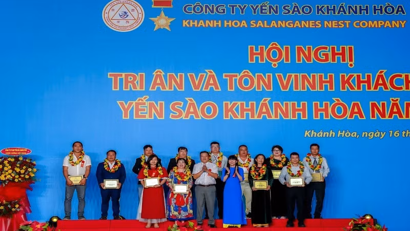 Lãnh đạo Công ty Yến sào Khánh Hòa trao thưởng các đại lý, nhà phân phối tiêu biểu. (Ảnh: VÕ TOÀN)