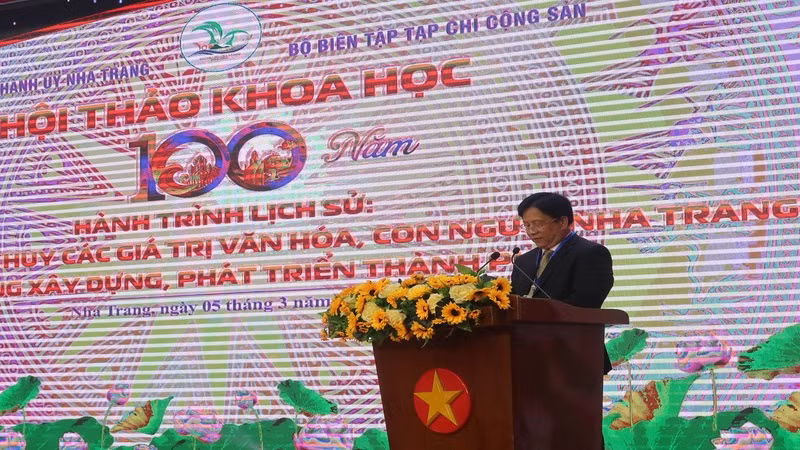 Đồng chí Hồ Văn Mừng, Bí thư Thành ủy Nha Trang phát biểu đề dẫn hội thảo. (Ảnh: PHONG NGUYÊN)