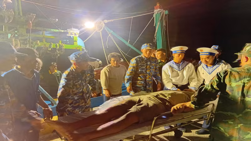 Các lực lượng đưa nạn nhân Vĩnh Văn Non vào bệnh xá đảo Trường Sa. (Ảnh: CTV HQ) 