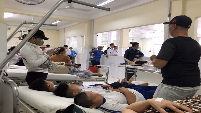 Bệnh viện Đa khoa tỉnh Khánh Hòa tiếp nhận một số học sinh nhập viện. (Ảnh: Báo Khánh Hòa) 