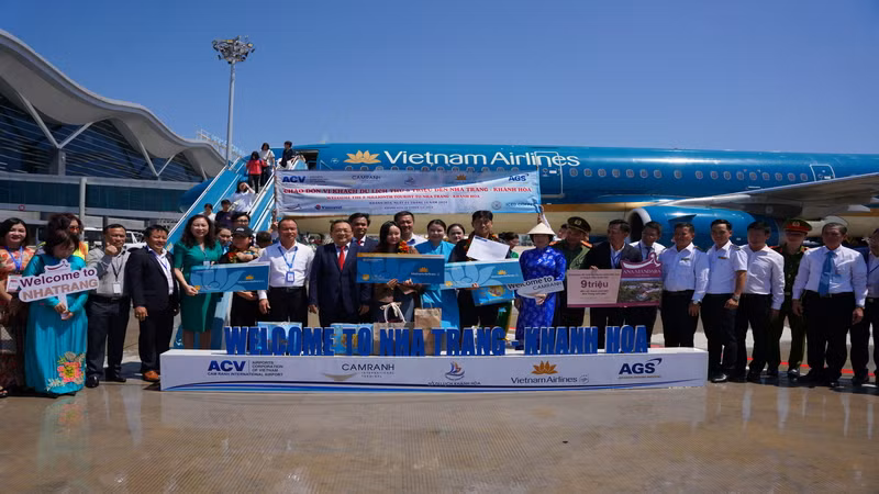 Tỉnh Khánh Hòa tặng quà khách đến từ Incheon (Hàn Quốc) trên chuyến bay VN441. (Ảnh: PHONG NGUYÊN)