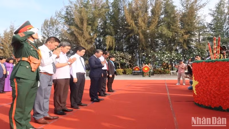 Đồng chí Nguyễn Hải Ninh, Ủy viên Trung ương Đảng, Bí thư Tỉnh ủy Khánh Hòa (thứ năm từ trái sang) tưởng niệm. (Ảnh: PHONG NGUYÊN)