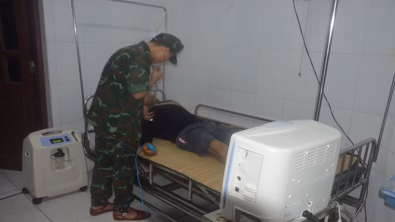 Chăm sóc sức khỏe ngư dân. (Ảnh: CTV HQ) Chăm sóc sức khỏe ngư dân. (Ảnh: CTV HQ)