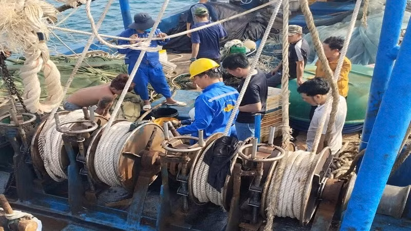 Nhân viên kỹ thuật Trung tâm Dịch vụ Hậu cần-Kỹ thuật đảo Trường Sa thực hiện sửa chữa tàu. (Ảnh: CTV HQ)