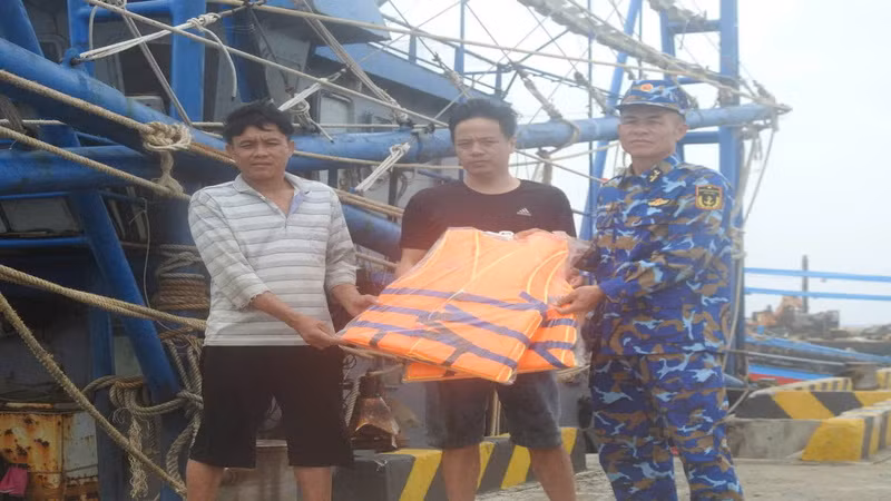 Trung tâm Dịch vụ Hậu cần-Kỹ thuật đảo Trường Sa tặng áo phao cho ngư dân tàu cá TH 93586TS (Ảnh: CTV HQ)