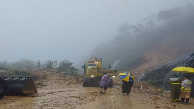 Các lực lượng điều nhiều máy đào, máy xúc, ô tô vận tải đến hiện trường xử lý. (Ảnh: CTV)