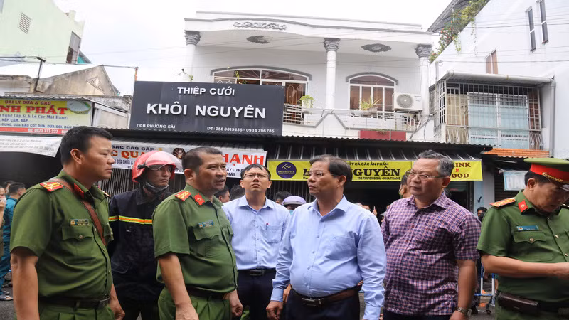 Chủ tịch Ủy ban nhân dân tỉnh Khánh Hòa Nguyễn Tấn Tuân tới hiện trường vụ cháy, chỉ đạo công tác khắc phục hậu quả. (Ảnh: CTV BKH)