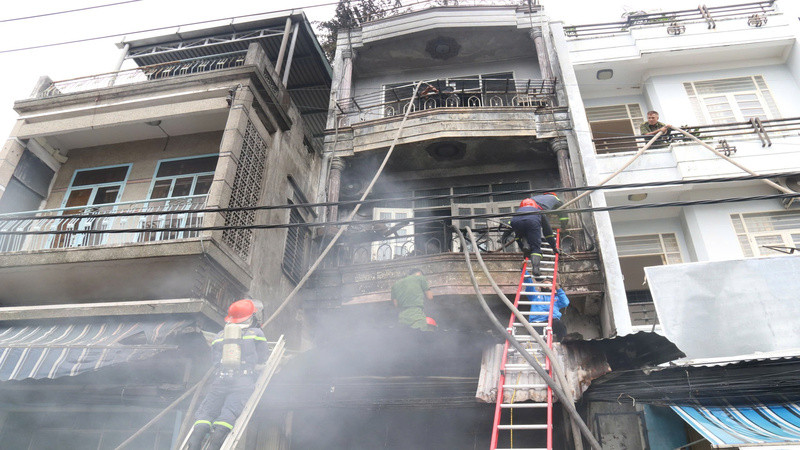 Lực lượng chữa cháy chuyên nghiệp nỗ lực dập lửa đám cháy tại Khánh Hòa. (Ảnh: CTV BKH)