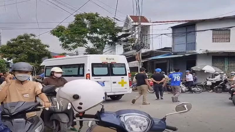 Lực lượng cấp cứu nhanh chóng có mặt tại hiện trường, tiến hành sơ cứu ban đầu cho các nạn nhân. (Ảnh: CTV) Lực lượng cấp cứu nhanh chóng có mặt tại hiện trường, tiến hành sơ cứu ban đầu cho các nạn nhân. (Ảnh: CTV)