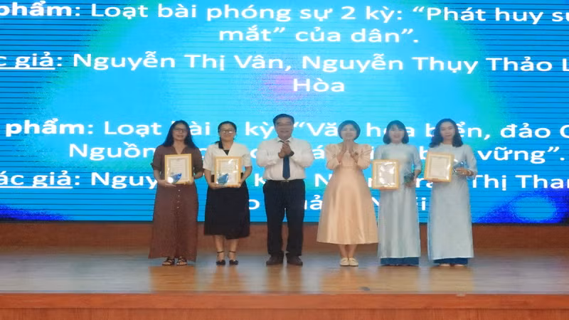 Ban Tổ chức trao giải thưởng cho các tác giả, nhóm tác giả. (Ảnh: PHONG NGUYÊN) 