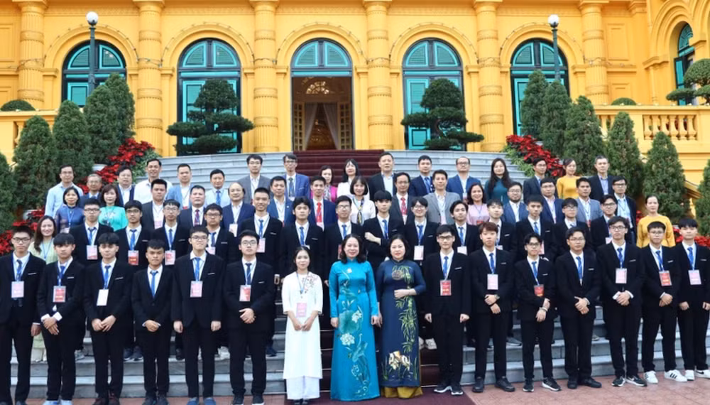 Phó Chủ tịch nước Võ Thị Ánh Xuân gặp mặt các học sinh đoạt giải Olympic và Khoa học kỹ thuật quốc tế năm 2023. 
