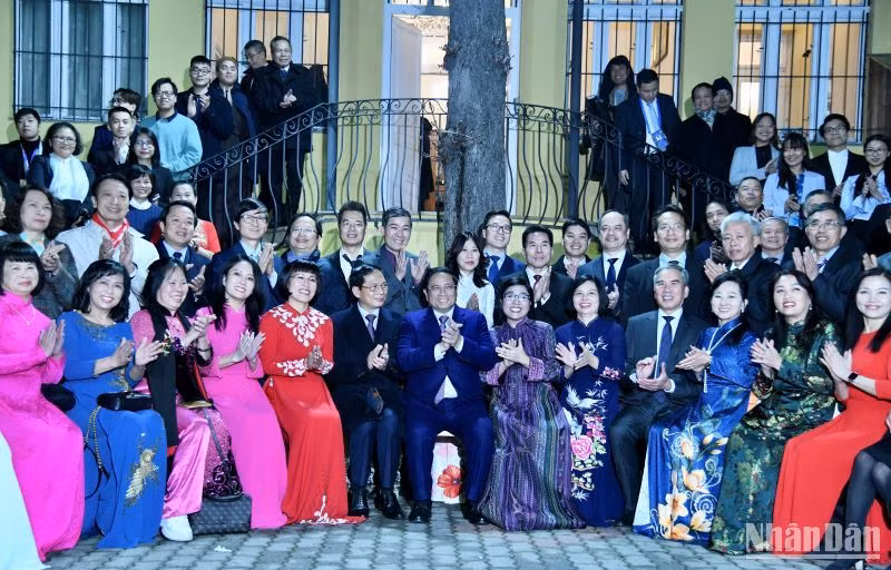 Thủ tướng Phạm Minh Chính và Phu nhân chụp ảnh lưu niệm với cán bộ, nhân viên Đại sứ quán và bà con cộng đồng người Việt Nam tại Hungary.