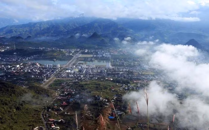 Đứng trên đỉnh Lao Tỷ Phùng, du khách được ngắm nhìn thành phố Lai Châu ẩn hiện dưới những lớp mây bồng bềnh nhẹ trôi.