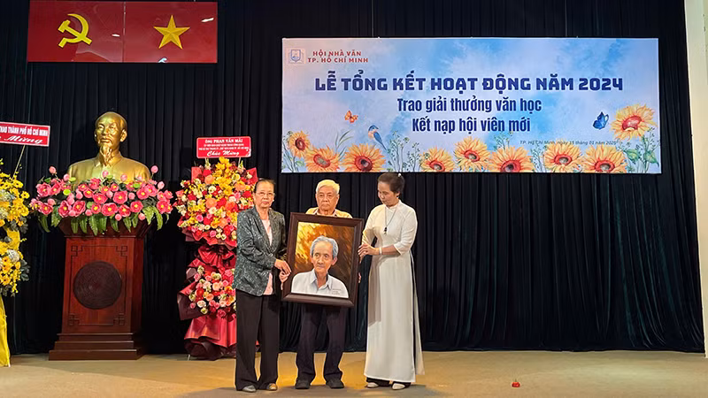 Đại diện gia đình nhà văn Trang Thế Hy nhận Giải Cống hiến.