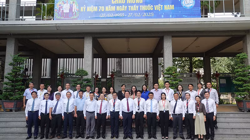 Đồng chí Nguyễn Trọng Nghĩa, Trưởng Ban Tuyên giáo và Dân vận Trung ương cùng đoàn công tác chụp ảnh lưu niệm với lãnh đạo, cán bộ, giảng viên Đại học Y dược Thành phố Hồ Chí Minh.