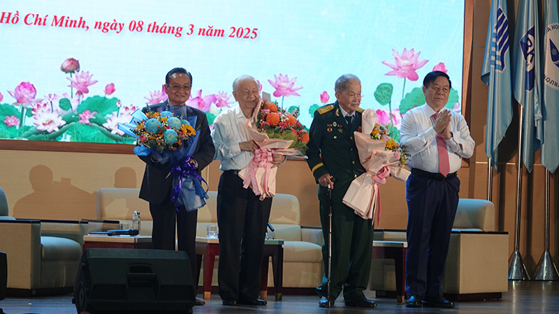 Đồng chí Nguyễn Trọng Nghĩa, Trưởng Ban Tuyên giáo và Dân vận Trung ương tặng hoa cho các nhân chứng lịch sử, khách mời.