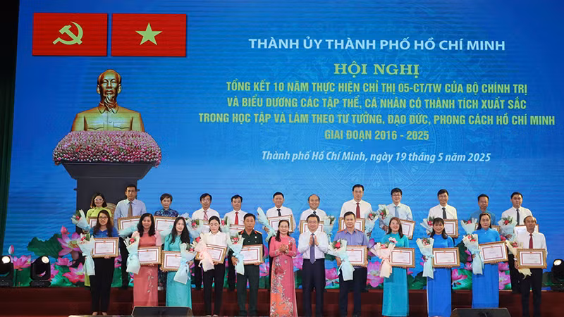 Biểu dương các tập thể có thành tích xuất sắc trong học tập và làm theo tư tưởng, đạo đức, phong cách Hồ Chí Minh giai đoạn 2026-2025. (Ảnh NL)