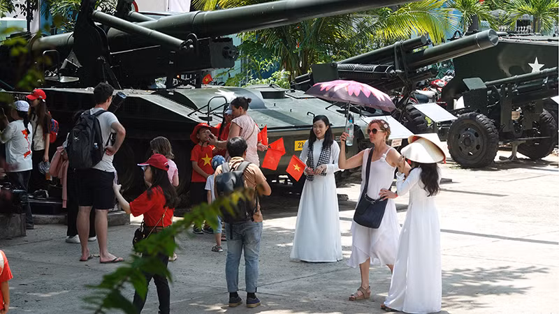 Nhiều du khách nước ngoài đến tham quan Bảo tàng Chứng tích chiến tranh trong dịp 30/4. (Ảnh: M.H)