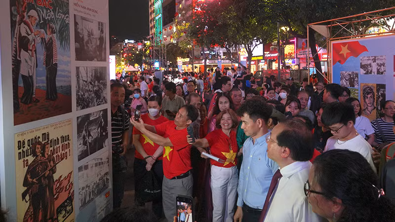 Các đại biểu tham quan triển lãm. (Ảnh: M.H)