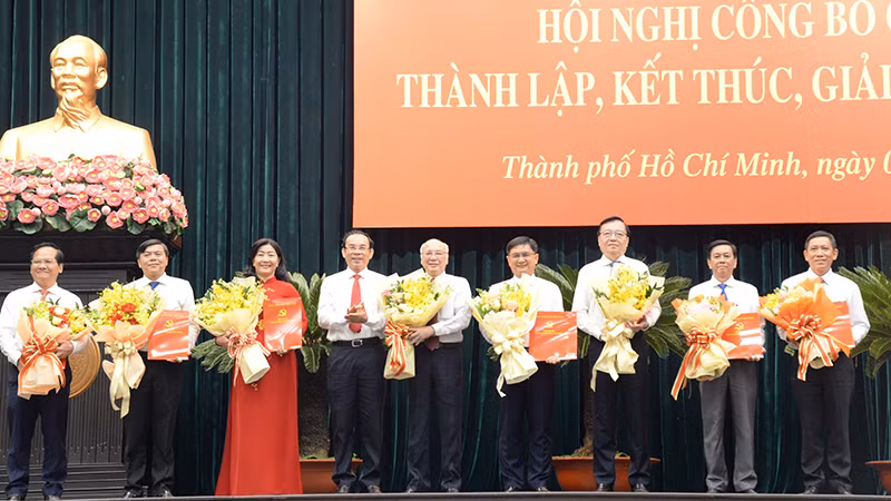 Đồng chí Nguyễn Văn Nên trao quyết định thành lập Ban Tuyên giáo và Dân vận Thành ủy Thành phố Hồ Chí Minh.