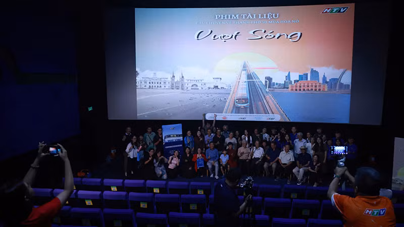 Tập cuối cùng của bộ phim “Vượt sóng” đã được chiếu sớm tại rạp trước khi lên sóng truyền hình vào ngày 30/4. (ảnh TFS).