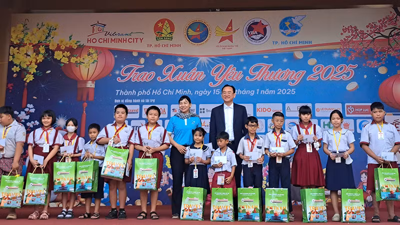 Sở Du lịch thành phố phối hợp Hội Doanh nhân trẻ Việt Nam - Câu lạc bộ Du lịch doanh nhân trẻ Việt Nam và các đơn vị tặng quà Tết cho trẻ mồ côi.