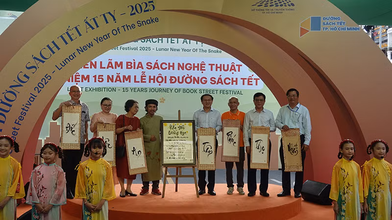 Ông đồ Quang Vĩnh tặng chữ cho các đại biểu.