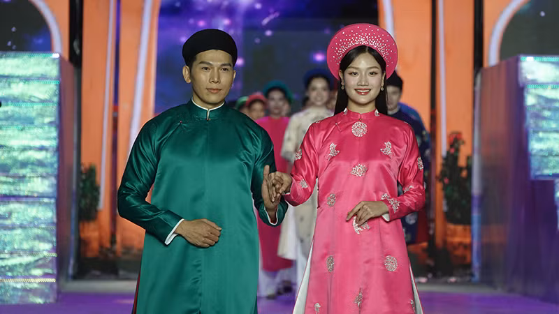 Nam Vương Quốc tế Ngọc Tình và Á hậu 1 Hoa hậu quốc gia Việt Nam 2024 Phương Thanh trình diễn bộ sưu tập của nhà thiết kế Năm Tuyền. Nam Vương Quốc tế Ngọc Tình và Á hậu 1 Hoa hậu quốc gia Việt Nam 2024 Phương Thanh trình diễn bộ sưu tập của nhà thiết kế Năm Tuyền.