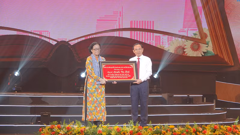 Đồng chí Nguyễn Văn Nên, Bí thư Thành ủy Thành phố Hồ Chí Minh tri ân, trao bảng vàng cho đại diện gia đình cố Tổng Bí thư Nguyễn Văn Linh. Cố Tổng Bí thư Nguyễn Văn Linh là một trong 60 cá nhân tiêu biểu được tôn vinh. (Ảnh M.H) Đồng chí Nguyễn Văn Nên, Bí thư Thành ủy Thành phố Hồ Chí Minh tri ân, trao bảng vàng cho đại diện gia đình cố Tổng Bí thư Nguyễn Văn Linh. Cố Tổng Bí thư Nguyễn Văn Linh là một trong 60 cá nhân tiêu biểu được tôn vinh. (Ảnh M.H)