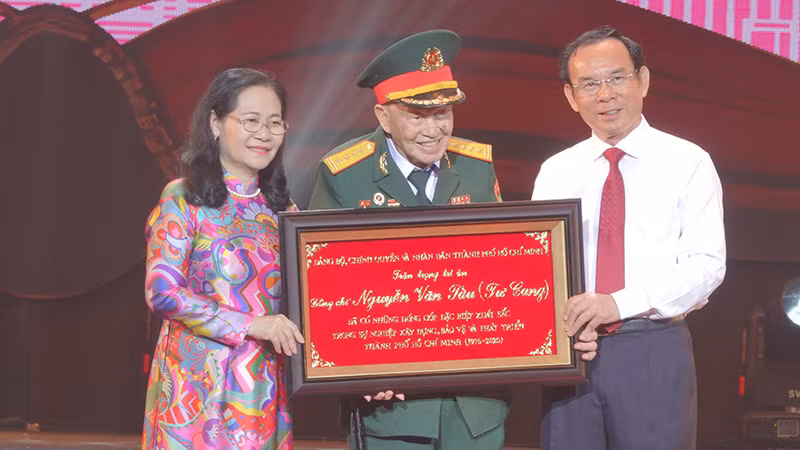 Anh hùng Lực lượng vũ trang nhân dân, Đại tá Nguyễn Văn Tàu (Tư Cang) là một trong 60 cá nhân tiêu biểu trong sự nghiệp xây dựng và phát triển Thành phố Hồ Chí Minh (1975-2025). (Ảnh M.H) Anh hùng Lực lượng vũ trang nhân dân, Đại tá Nguyễn Văn Tàu (Tư Cang) là một trong 60 cá nhân tiêu biểu trong sự nghiệp xây dựng và phát triển Thành phố Hồ Chí Minh (1975-2025). (Ảnh M.H)